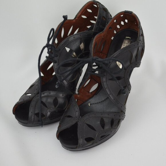 BCBGMAXAZRIA SIZE 6.5 BLACK HEELS - Picture 1 of 6
